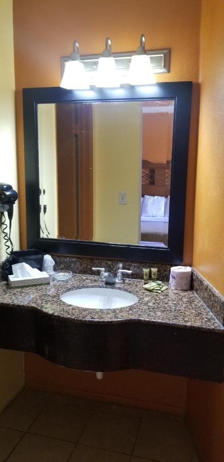 Lotus By Hotel Inn ออนตาริโอ ภายนอก รูปภาพ